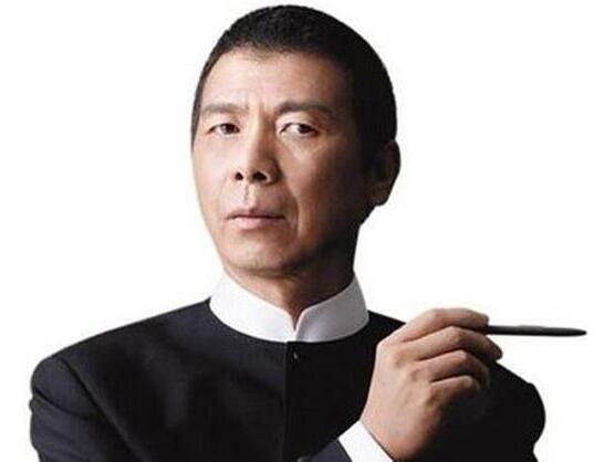 周星驰颁奖被成龙推开图片