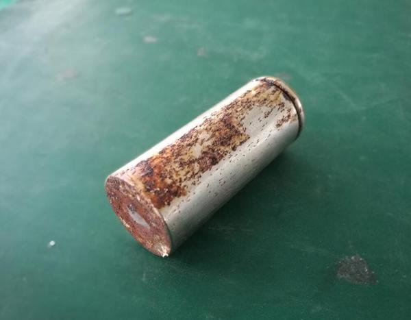 电池之都:锂电池漏液生锈成这样您见过吗?_电