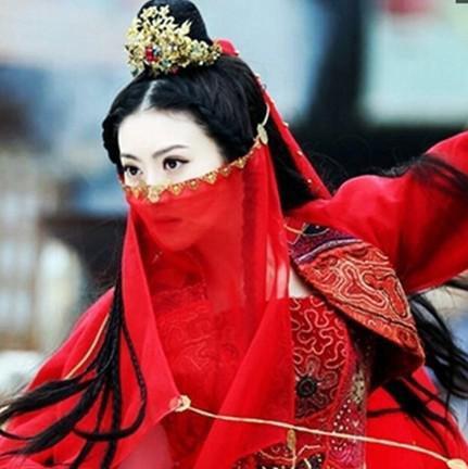 景甜在《大唐荣耀》里骑马红衣飘飘,活脱脱一位女侠的感觉,你是女侠