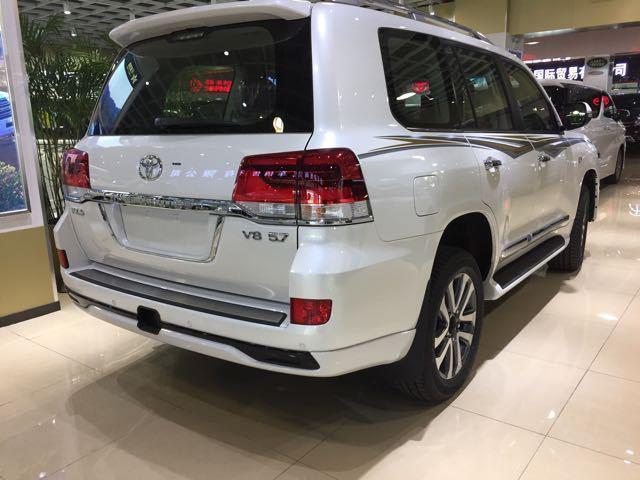 2017款中东版丰田兰德酷路泽5700VXR顶配 陆