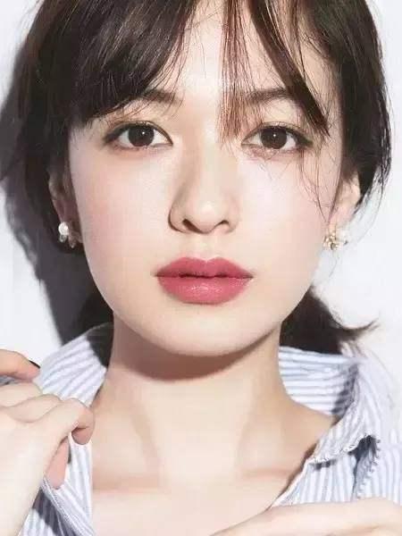 化妆就是拿粉笔在脸上涂吗? 不! 你还是太年轻