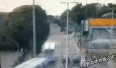 火车撞公交车,还好火车的速度不是很快,不然不敢想象公交车会被撞成