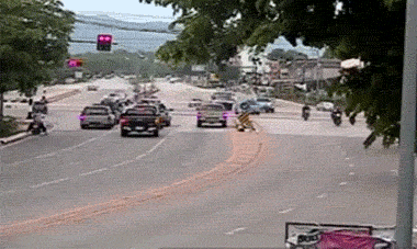 车祸gif动态图片:之小孩双腿瞬间被碾断, 折身痛苦呻吟, 现场版(共14