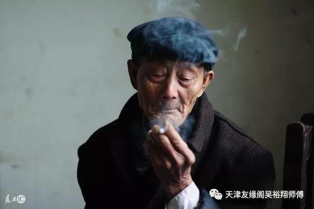 老人孤苦伶仃,算命先生却说他会有儿子,没想到生病后竟真有儿子