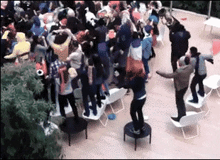 对那些只看到你缺点的人,那就滚下去吧