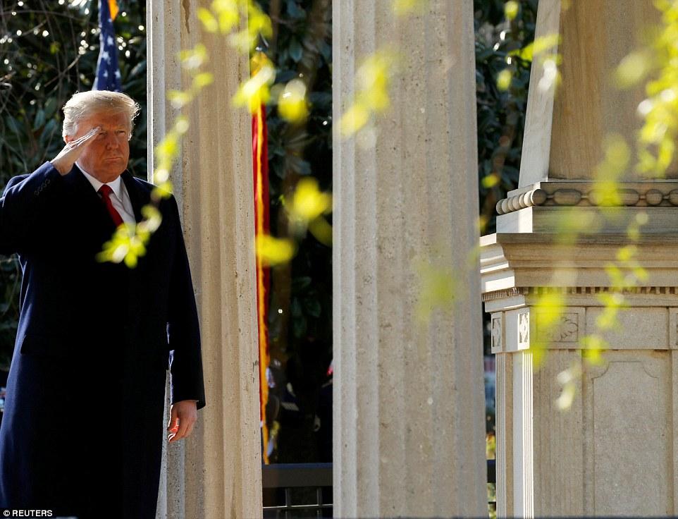 特朗普向老总统敬礼, 从未如此严肃!_hao123上