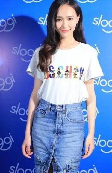 白衬衫已经过时了? 现在流行logoT! 唐嫣早穿上