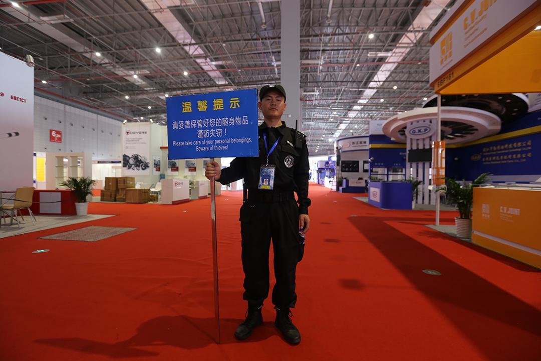 上海车展首日: 肌肉男擦车工、网红、美女主播