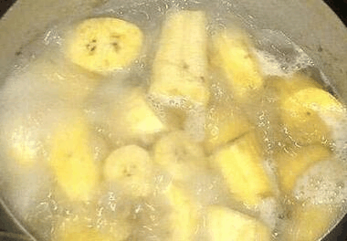 香蕉煮熟了吃, 能降血压, 健脾胃, 记得告诉家里