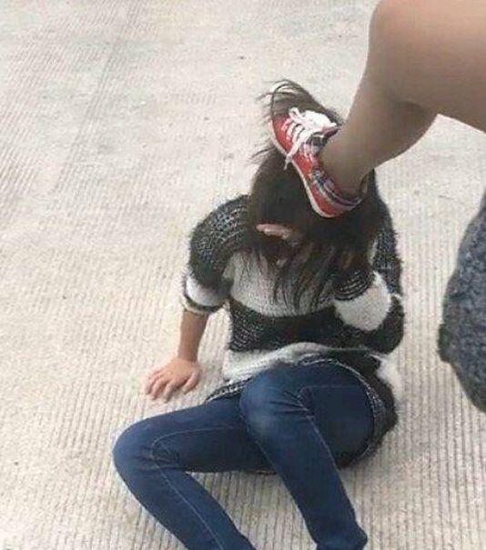 初中生扒内衣_初中生打架斗殴扒衣图