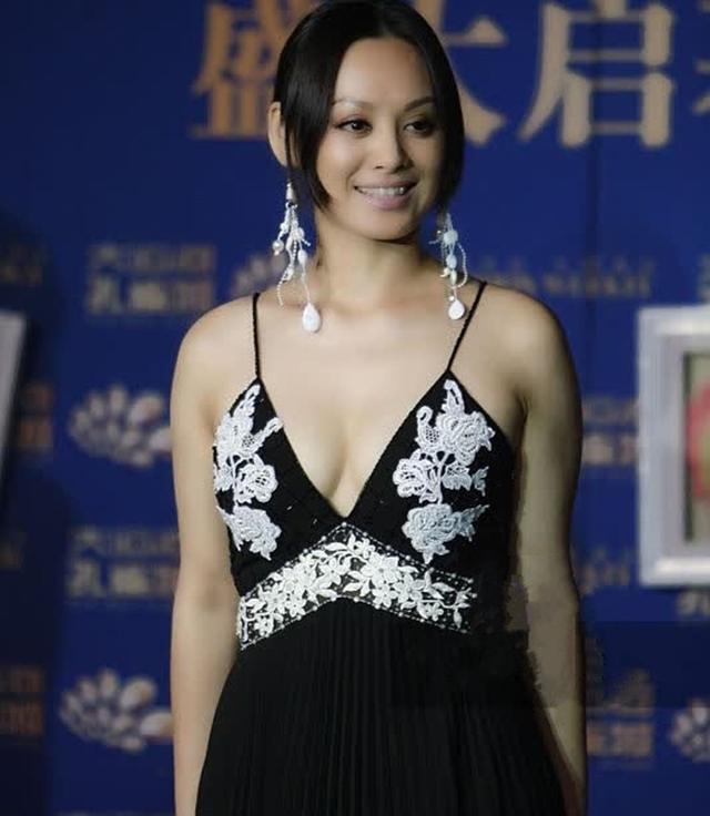 宁静出席活动近照, 真空上阵太抢镜, 网友: 45岁就下垂到没眼看了