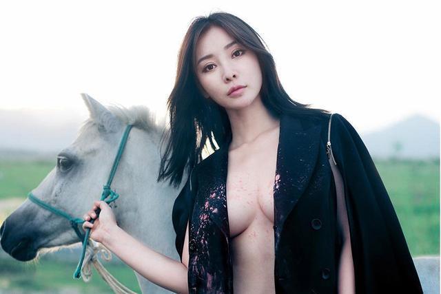 柳岩微博发"不穿内衣"写真博眼球? 底下女网友评论好污!