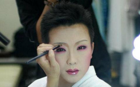 下是极品帅哥台上是惊艳美女, 李玉刚遭老外求