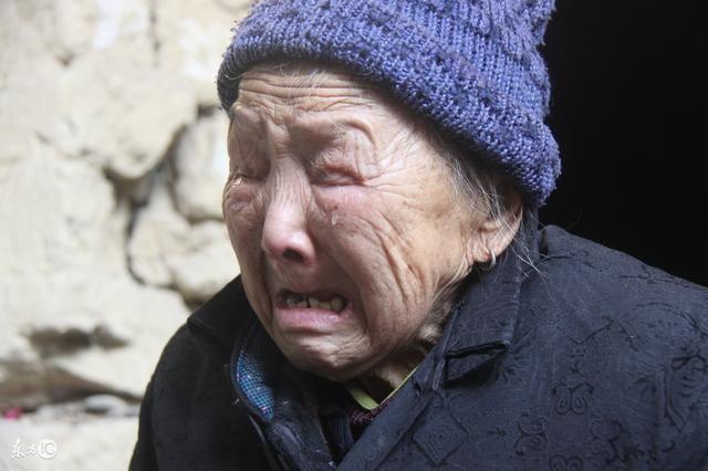 留守老人去世, 富儿子全吞家当, 穷女儿只拿走遗像, 没想到是个宝