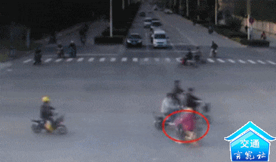 车祸gif动态图片:骑电动车的朋友请勿随意穿插, 血淋淋的教训啊(共9张