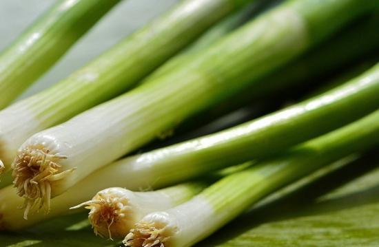 大葱不能和什么一起吃 这七类人禁止食用大葱