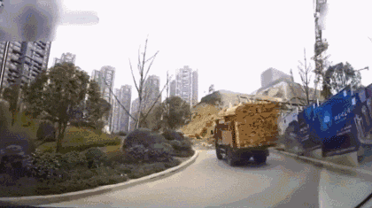 车祸gif动态图片:好可怕, 女司机开车就像收割机, 所过之处血流成河