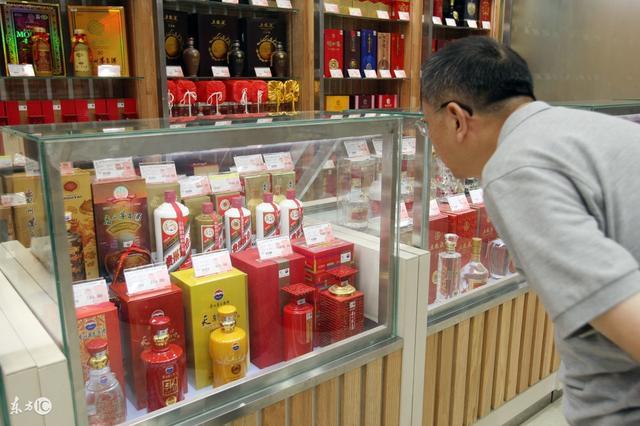 茅台酒为什么在专卖店贵, 超市却便宜?