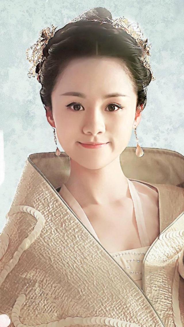 比起侧颜,正脸露出精致五官的安悦溪更加美丽