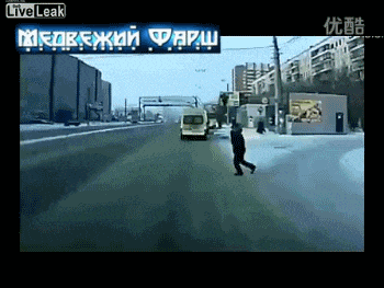 车祸gif动态图片:模仿火影忍者过马路被撞的起飞, 亲眼看着自己死亡