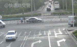 车祸gif动态图片:千万不要随便横穿马路!(共9张动态图