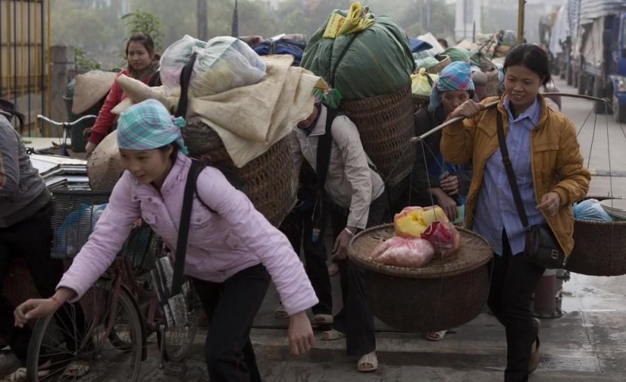 女子辛苦搬砖赚钱, 竟只是为让丈夫儿子在家白