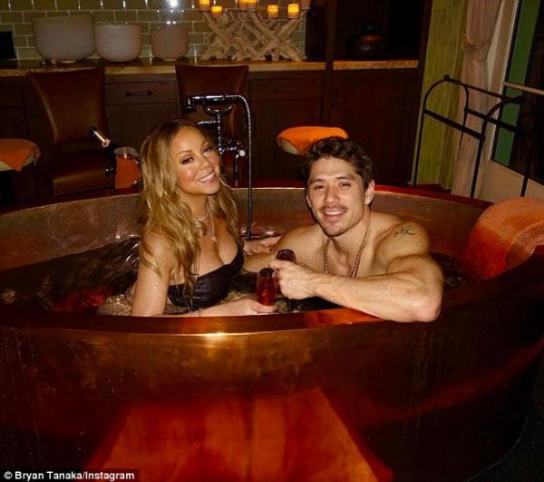 47岁的她, 每月给小15岁的男朋友17万零花钱,