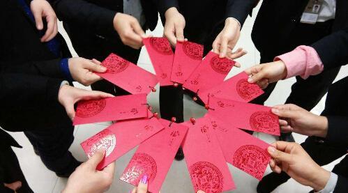 上班第一天领红包了没 看看小米高管送红包, 带