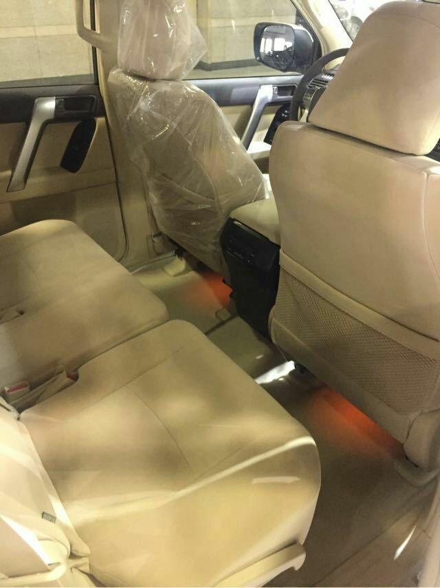 2017款丰田霸道2700整体风格和造型基本上还是延用了现款的模版,新增的LED灯组,大灯采用灯壳外凸设计,前脸竖网的进气格栅霸气尽显,车身线条形成完美流线。轮眉和轮胎之间的巨大空隙也彰显出17款丰田霸道2700中东版的攀爬能力。天津保税区进口车专卖:刘经理13312111757【微信同号】24小时购车咨询专线(可售全国 随时看车 当日提车 详情电询)