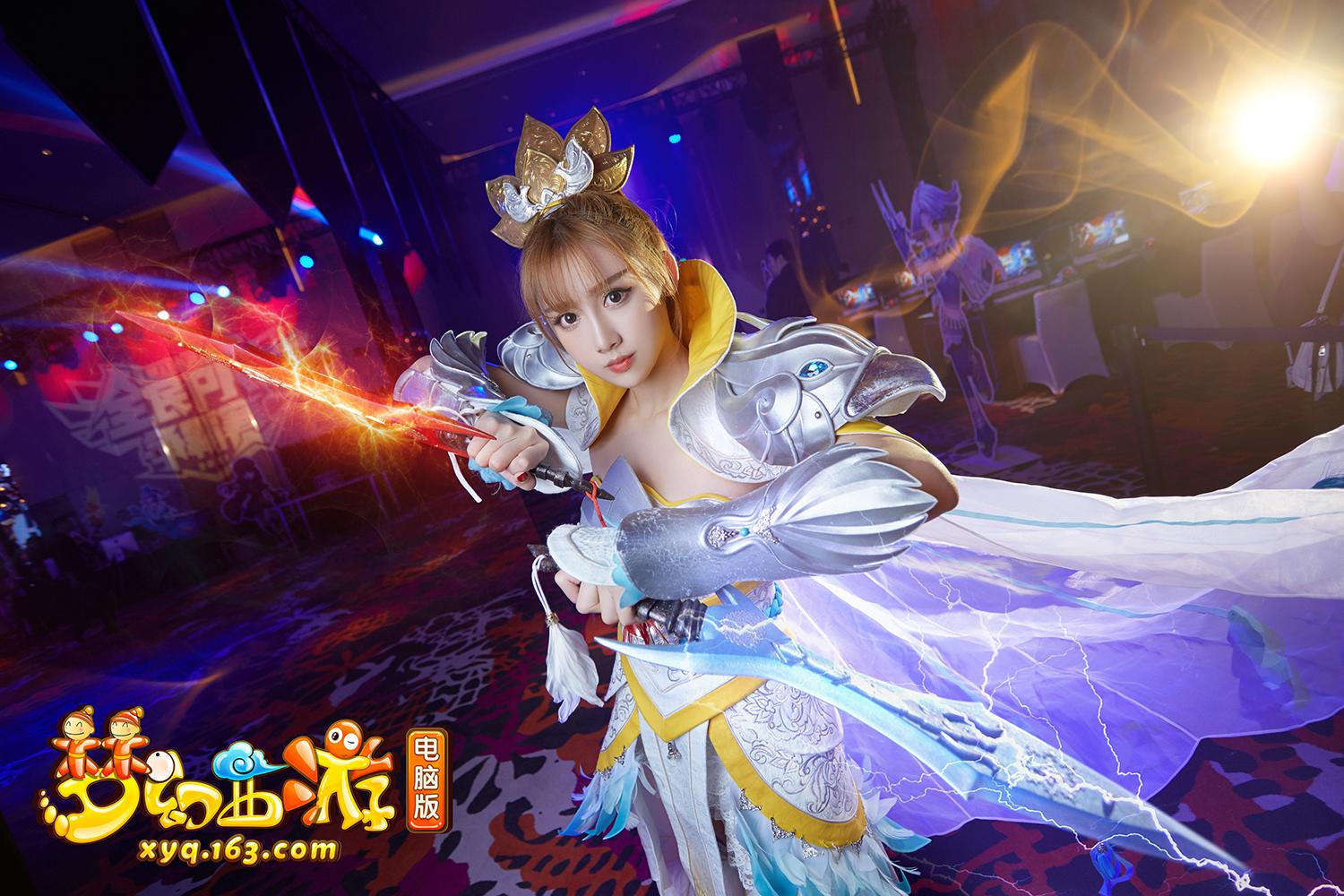 英女侠入圣造型coser,自带炫酷特效.