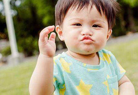 宝宝吃手怎么办? 家长们可以做些什么?