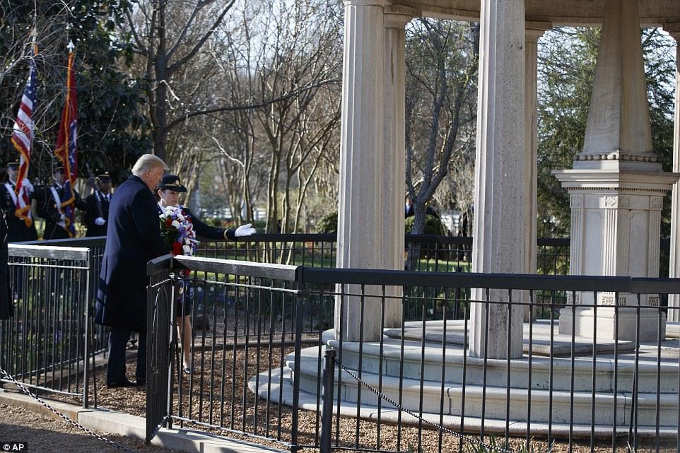 特朗普向老总统敬礼, 从未如此严肃!_hao123上