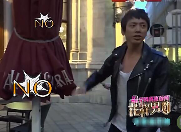 阿信国外遭服务员歧视当场发飙暴走骂人 贾乃