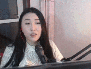 lol主播经典gif图,骚猪反向抽烟,miss直播穿外衣!