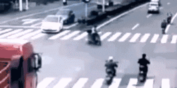 车祸gif动态图片:摩托车司机被撞倒后, 瞬间被大货车轧死(共15张动态