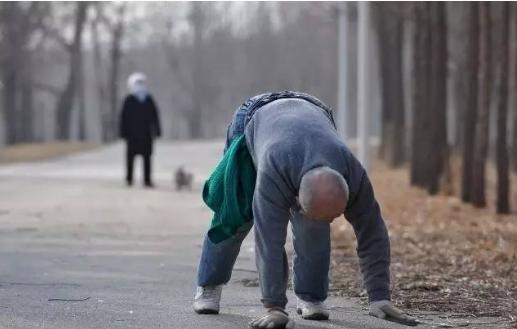 公园里出现爬行大军, 询问才知, 这样可以治疗腰