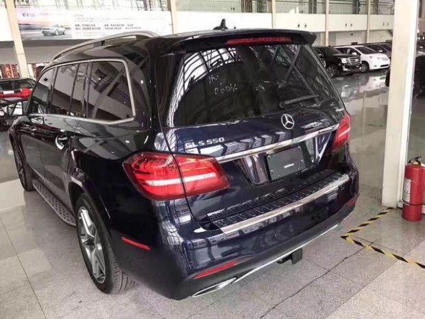 奔驰GLS550 17款 配置:豪华包(全景天窗、电吸门、智能卡、无钥匙进入启动、加热先后座椅、二排电动、三驱空调、哈曼卡顿音响、多媒体接口)灯光包(双鹰眼氙气随动转向大灯)活动包(氛围吊挂,运动底盘,21AMG轮)驾驶员帮助包(雷达测距)夜色套装(玄色套件,黑色行李架) 自适应弯道帮助体系(自顺应减震体系 可调舒服型 越野型 2种减震模式)踏板,小牛皮,前座通风,前座推拿,脱钩,冷热杯架。 2017款奔驰GLS550加规版创作新出发点,打造完善经典,使人英气顿生。团体接纳了奔驰家属最新的计划元素,视觉