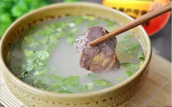 深黄色,酥脆而面皮软韧,更是馅味香美,如果配合着汤那就是更加的得劲