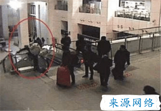 男子没买到车票要跳楼 心理素质也太差了