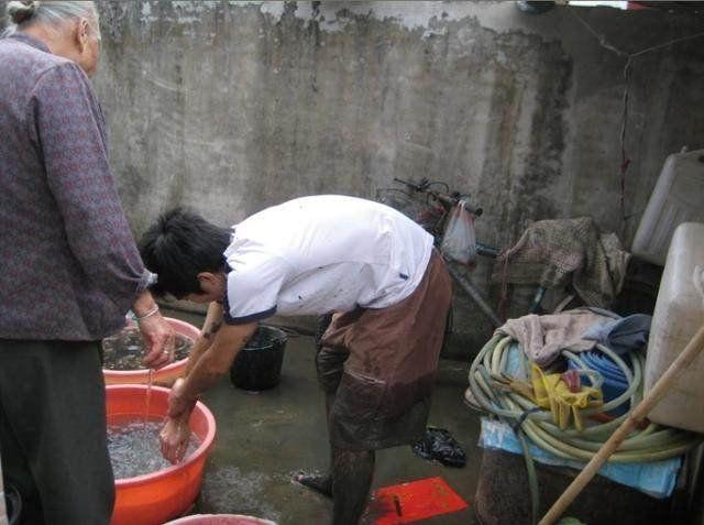 农村小伙不钓鱼却下塘抓鱼, 才花了半小时, 洗衣盆都快装不下