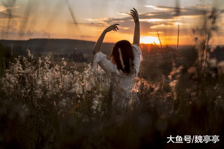 用卖“萌”的方式出场

虽说，