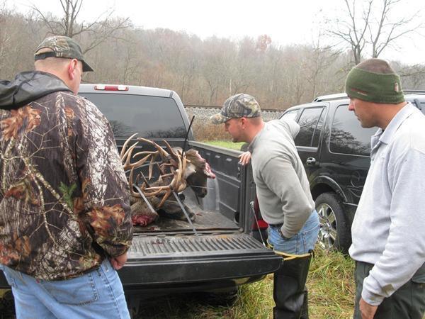 男子野外发现好东西, 捞上来一看, 众人的满是嫉妒