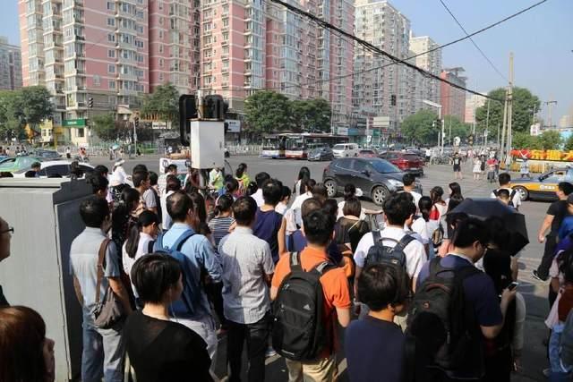 北漂人”的早晨, 低头赶路, 街上被堵得水泄不通