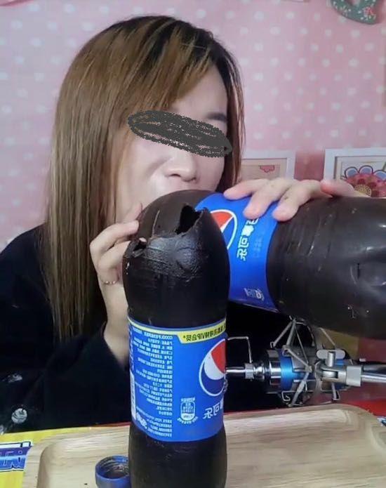 女子玩直播拿起可乐瓶就开始啃, 网友都看不高兴