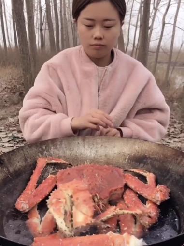 农民扎堆海鲜吃播, 就为这样的目的! 你能理解吗?