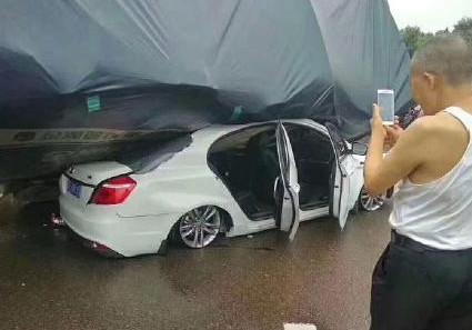 小伙开车出差, 结果出了车祸。老总: 免费的活广告