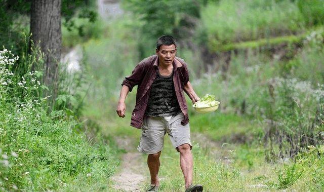 六旬老人独自留守一个村, 单靠一部老人机与外界联系