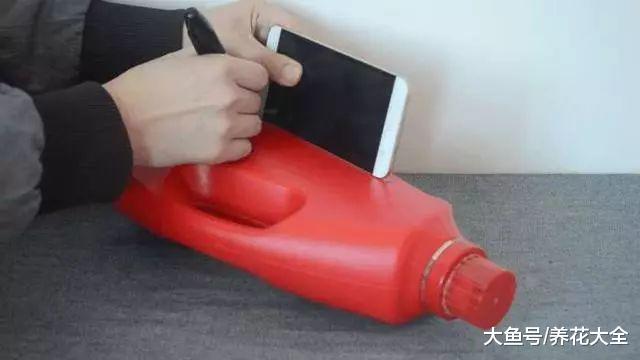 洗衣液桶别扔, 剪2刀, 秒变嗑瓜子看手机神器!