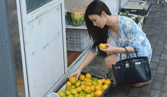 柳岩挺胸买水果, 网友: 买那么多香蕉回去要干嘛?