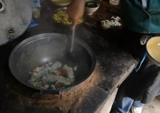 走出大山在城市工作的弟弟回山里看望姐姐, 她却只给他做了一个菜